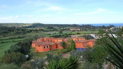 yoga-urlaub-italien-sardinien-hotel-galanìas-natur-meer Umgeben von grüner Natur und mit Blick auf das Meer befindet sich das Hotel Galanìas