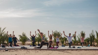 Gemeinsame Yoga-Praxis mit Blick in die weite Wüste Gemeinsame Yoga-Praxis mit Blick in die weite Wüste
