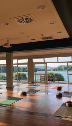 Ein Yogaraum in einem Hotel mit Blick auf den See