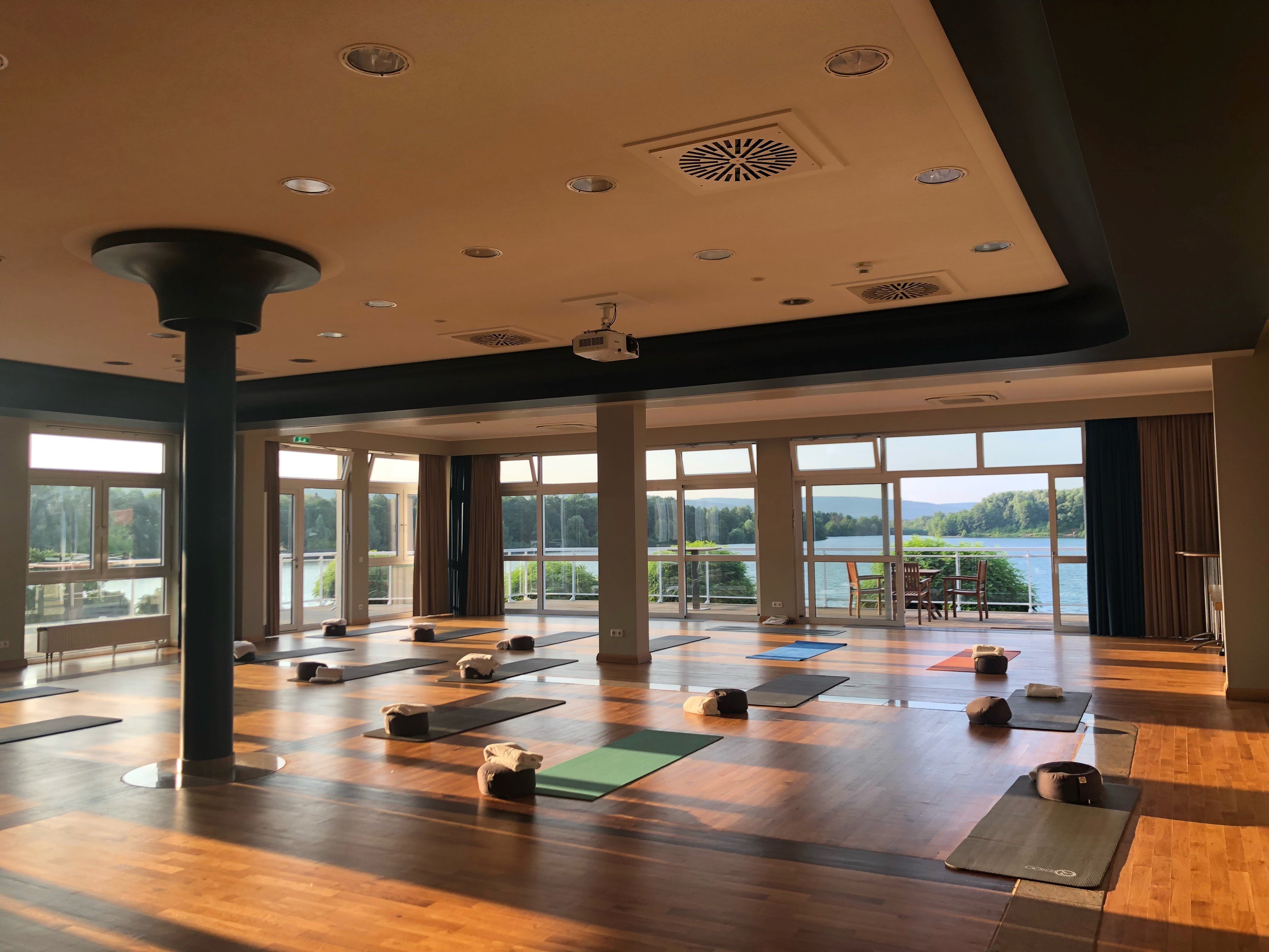 Ein Yogaraum in einem Hotel mit Blick auf den See
