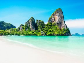 Bucht mit Strand und Meer in Phuket