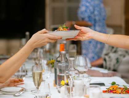 Ein Teller mit Essen wird weitergereicht