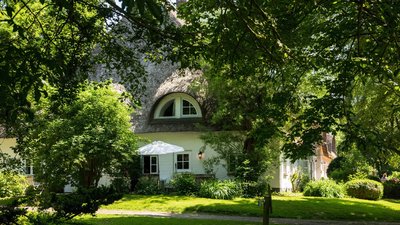 Das Haus am Watt eingebettet in einen einen großen Garten