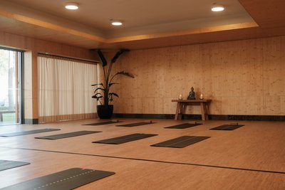 Vitalisierende Yoga-Einheiten im großzügigen Yoga-Raum erleben