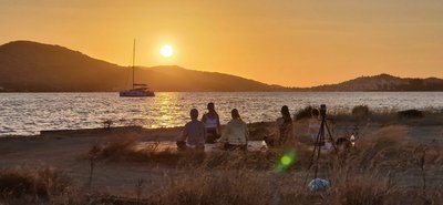 Den Sonnenuntergang über dem Meer genießen