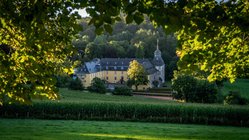 yoga-meditation-reisen-schloss-melschede-ansicht-gesamt Das Melscheder Tal ist umgeben von wunderschönen Buchenmischwäldern und imposanten Douglasienbeständen