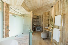 Die Bäder in den TreeHouse Villas sind großzügig gestaltet