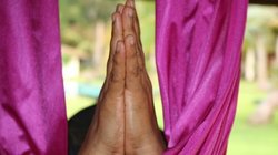 yoga-urlaub-asien-sri-lanka-talalla-retreat-haende-tuch Aerial Yoga auf Sri Lanka im Talalla Retreat