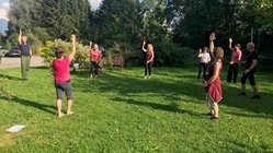 lechlife-yoga-reise-tirol-oesterreich Gemeinsam in der Gruppe Yoga in der Natur üben