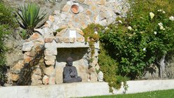 yoga-reisen-spanien-andalusien-castillo-san-rafael-garten-buddha Auch Buddha kann sich gut entspannen im Garten!
