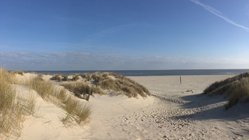 yoga-reise-deutschland-nordsee-naturhotel-baltrum-strand-yoga Tiefes Einatmen an der Brandung der Nordsee