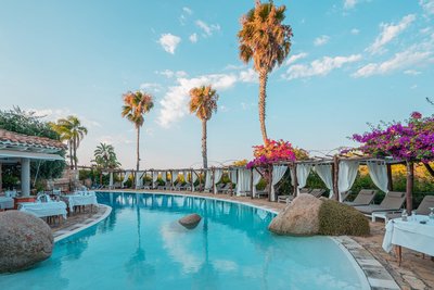 Entspanne Sie am Pool unter Palmen