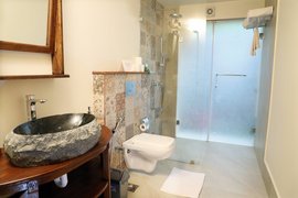 Eines der im Herbst 2016 renovierten Badezimmer in einem der Doppelzimmer im Sitaram