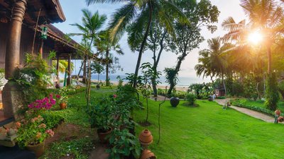 Genießen Sie die Sonne im Garten vor oder nach Ihrer traditionellen Ölmassage im Somatheeram Ayurveda Resort in Kerala Genießen Sie die Sonne im Garten vor oder nach Ihrer traditionellen Ölmassage im Somatheeram Ayurveda Resort in Kerala
