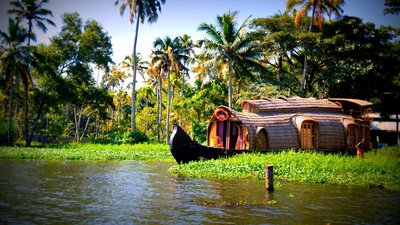 Entspannen Sie bei einer Fahrt auf den Backwaters in Kerala Entspannen Sie bei einer Fahrt auf den Backwaters in Kerala