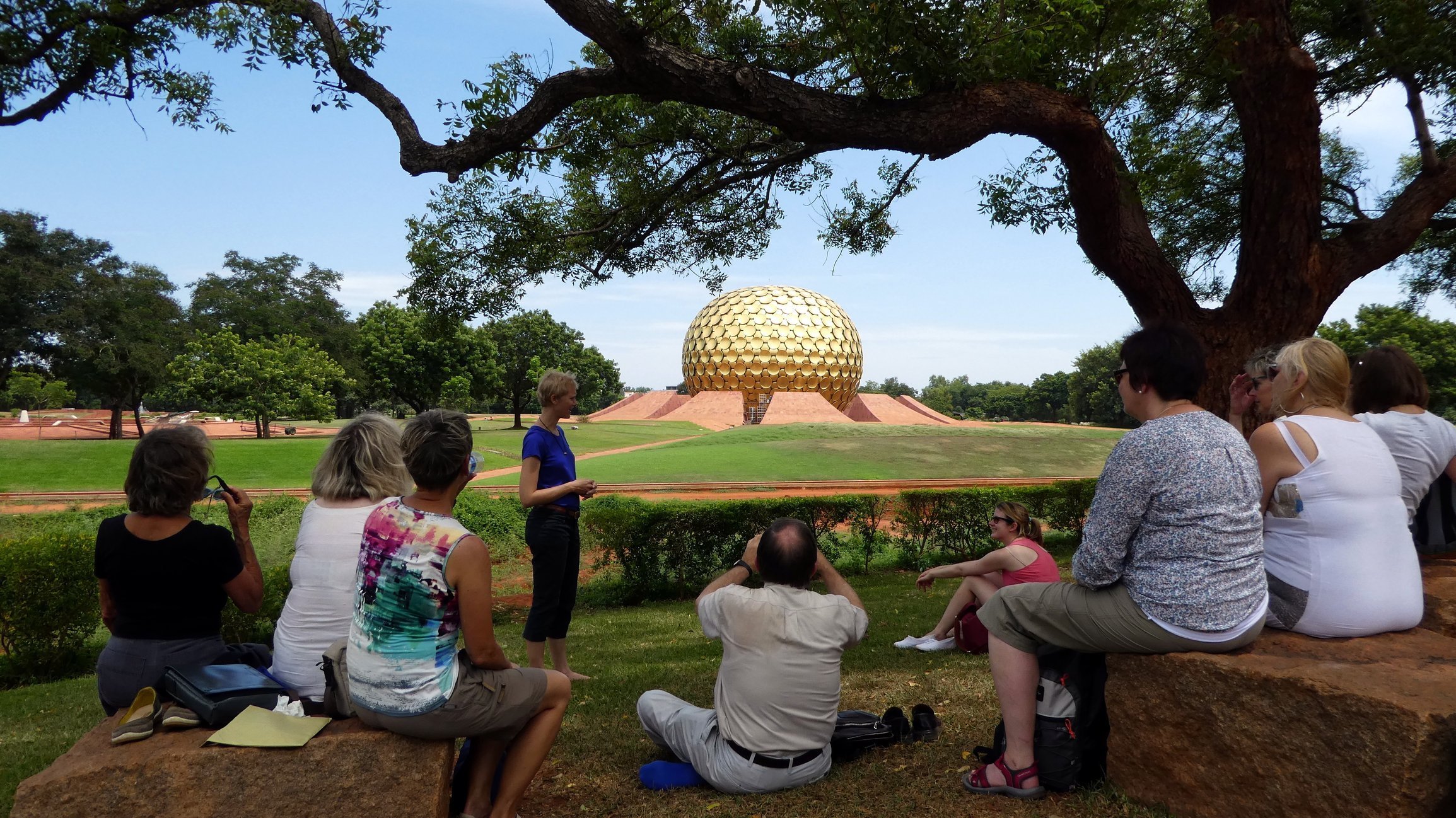 Reiseleiterin Lisa Thole mit einer Gruppe vor dem Matrimandir in Auroville