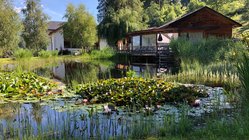 yoga-urlaub-italien-suedtirol-hotel-gasthof-saalerwirt-naturbadeteich Die wunderschöne Idylle im Südtirol genißen