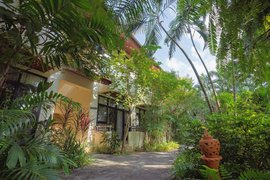 Durch die grüne Anlage geht es zum Garden View Private Zimmer