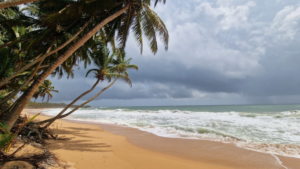 Weiter Strand auf Sri Lanka