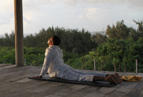 Üben Sie gemeinsam mit anderen Gästen des Oasis Ayurveda Resorts Yoga