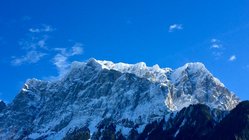yoga-urlaub-oesterreich-tirol-naturhotel-lechlife-berge Die weißen Bergspitzen heben sich majestätisch von dem blauen Himmel ab
