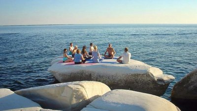 Gemeinsam auf den weißen Felsen am Strand von Zypern Yoga üben - Herrlich