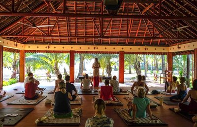 Lichtdurchflutete Yoga Shalas bieten den idealen Rückzugsort für intensive Yoga Praxis