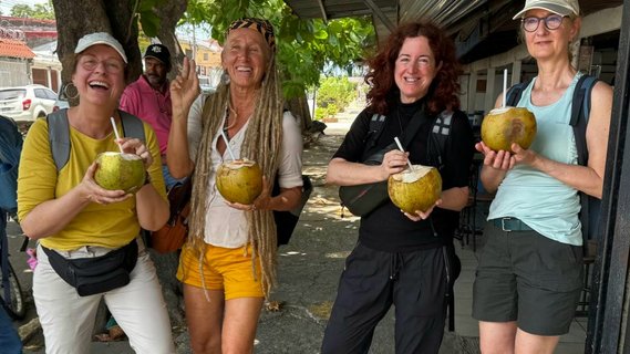 Frauen mit Kokosnuss