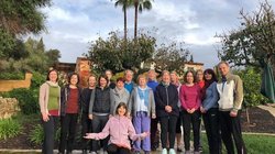 yoga-urlaub-spanien-mallorca-son-mola-vell-menschen Das Team vor der Finca
