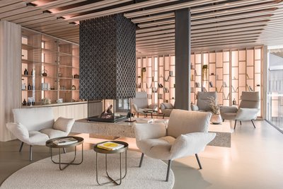 Die gemütliche Lobby mit Kamin im Ayurpura