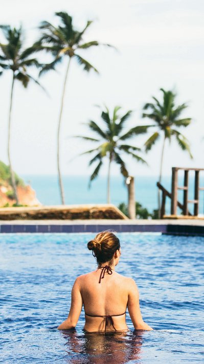 Vom Pool aus haben sie einen weiten Blick über das Meer