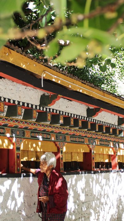 Gebetsmühlen im Tempel in Bhutan