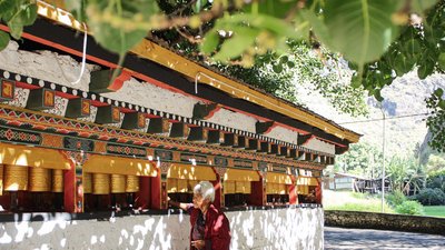 Gebetsmühlen im Tempel in Bhutan