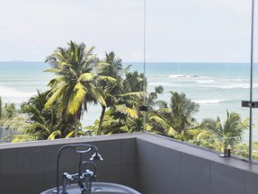 Badewanne mit Aussicht auf das Meer