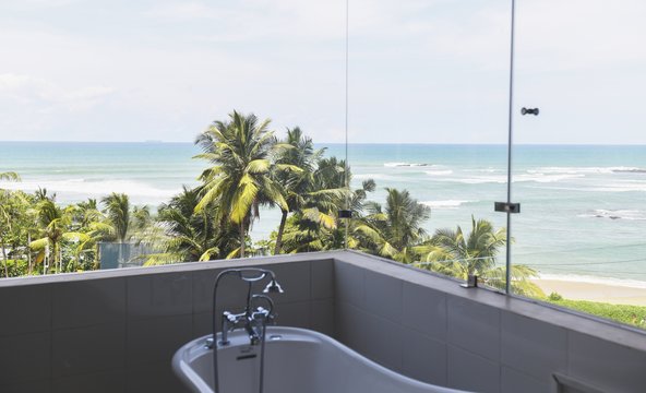 Badewanne mit Aussicht auf das Meer