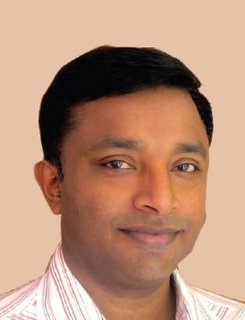 Ayurveda Arzt Dr. Manu im Kadaltheeram in Südindien