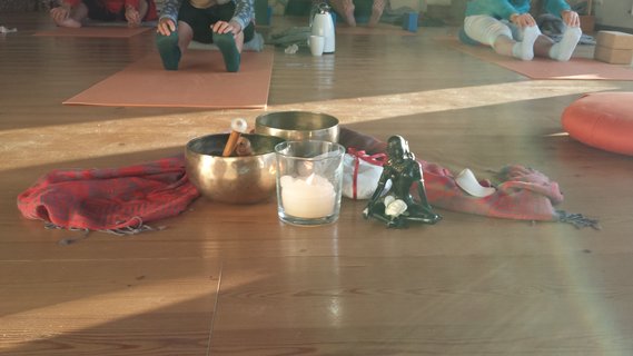 Die Klangschalen sorgten für Entspannung zwischen den Yoga-Sequenzen. 