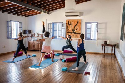 Mit Gleichgesinnten Yoga üben im hellen Yoga-Raum