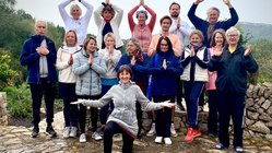 yoga-urlaub-spanien-mallorca-son-mola-vell-teilnehmer Yogagruppe bei einer Wanderung auf Mallorca
