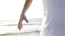 qi-gong-reisen-tai-chi-strand-meer-uebung-ueben-hand-mann Auf unseren Qi Gong Reisen üben Sie an den schönsten Orten der Welt