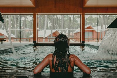Lassen Sie den Tag révue passieren und entspannen Sie Ihre Muskeln im beheizten Indoor-Pool