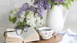 buch-brille-blumen-tisch-kaffee Lesen ist Entspannung und gleichzeitig Training für den Geist