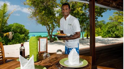 Das Essen kann direkt am Strand genossen werden