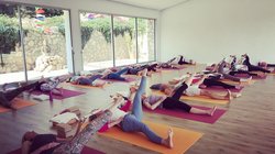 yoga-urlaub-spanien-mallorca-finca-son-mola-vell-yogaraum-yogis Gemeinsam Yoga üben in der hellen Yoga-Shala