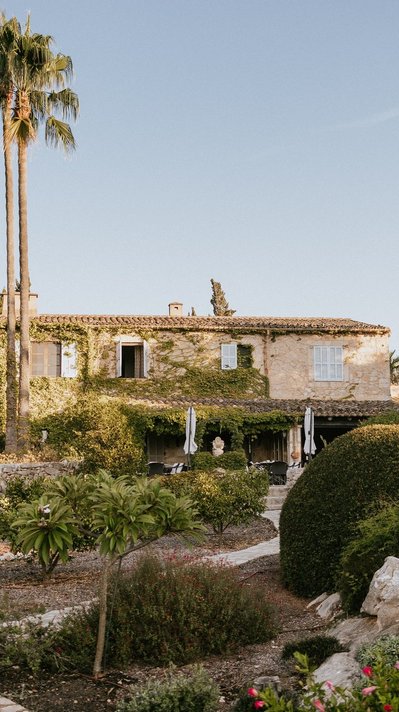 Im großzügigen Garten duftet es nach Blumen und Kräutern