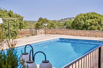 Kühlen Sie sich im Pool ab mit Blick ins Grüne