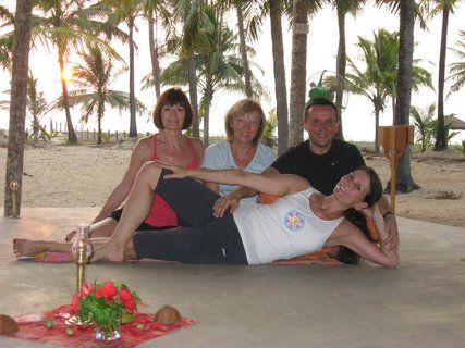 Entspannten Luna-Yoga übte die Gruppe mit Britta Sattig im Nattika Beach Resort