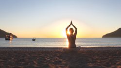 yoga-reisen-tuerkei-lykische-kueste-lykia-yoga-meditation-strand Genießen Sie achtsame Meditationen zum Sonnenaufgang am Strand der Lykischen Küste