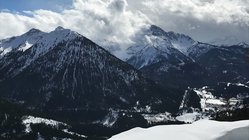 yoga-urlaub-oesterreich-tirol-lechtal-reutte-naturhotel-lechlife-schneeschuhwanderung-berge Mitten in den Bergen Österreichs genießen Sie die Weite und Stille
