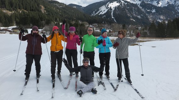Die Gruppe genießt die Aussicht ins Winterland beim Langlauf